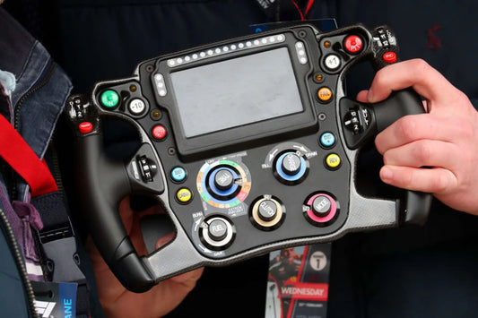 El Centro de Mando: ¿Para qué sirven los botones del volante de un F1?